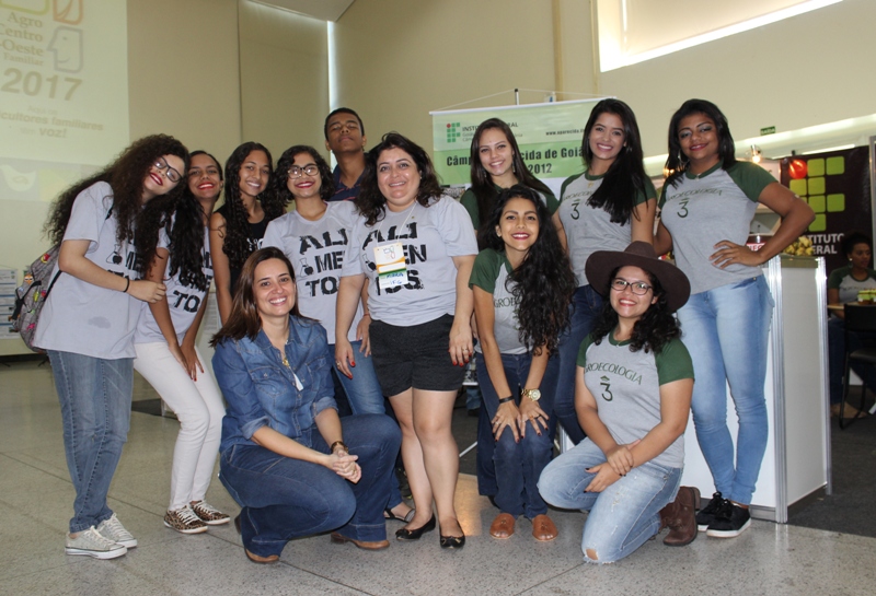 Estudantes dos câmpus Aparecida de Goiânia e Cidade de Goiás com a coordenadora do curso Técnico Integrado em Agroindústria, Mara Lina Rodrigues, e a professora Lillian Pascoa Alves